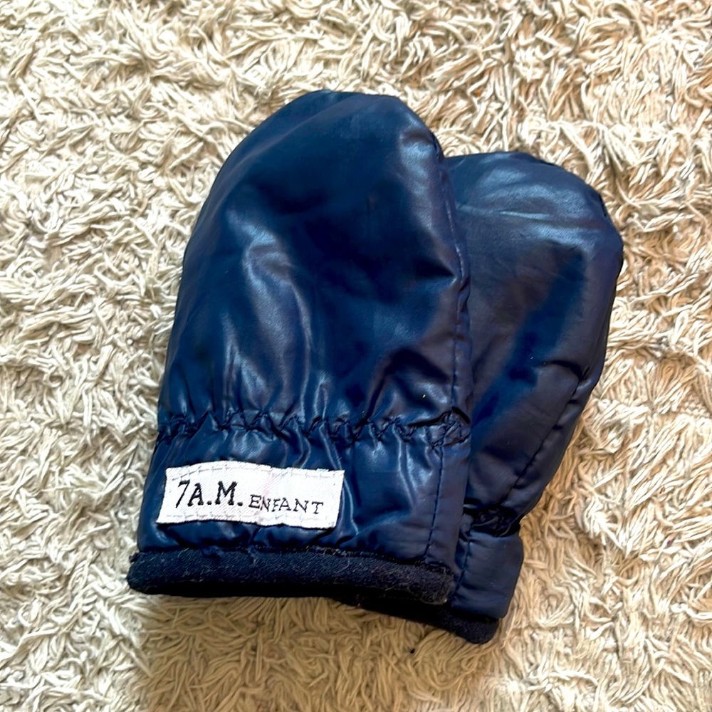 7 A.M. infant navy blue mittens great for the snow and cold day